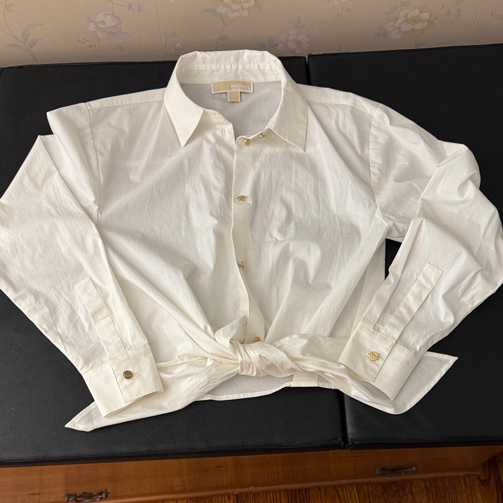 Short waisted tie, gold button, classy, white shirt